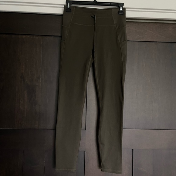 Fabletics Leggings Mid-Rise Ultracool Shine-Panel 7/8 in Army Green Size XS - Picture 4 of 6